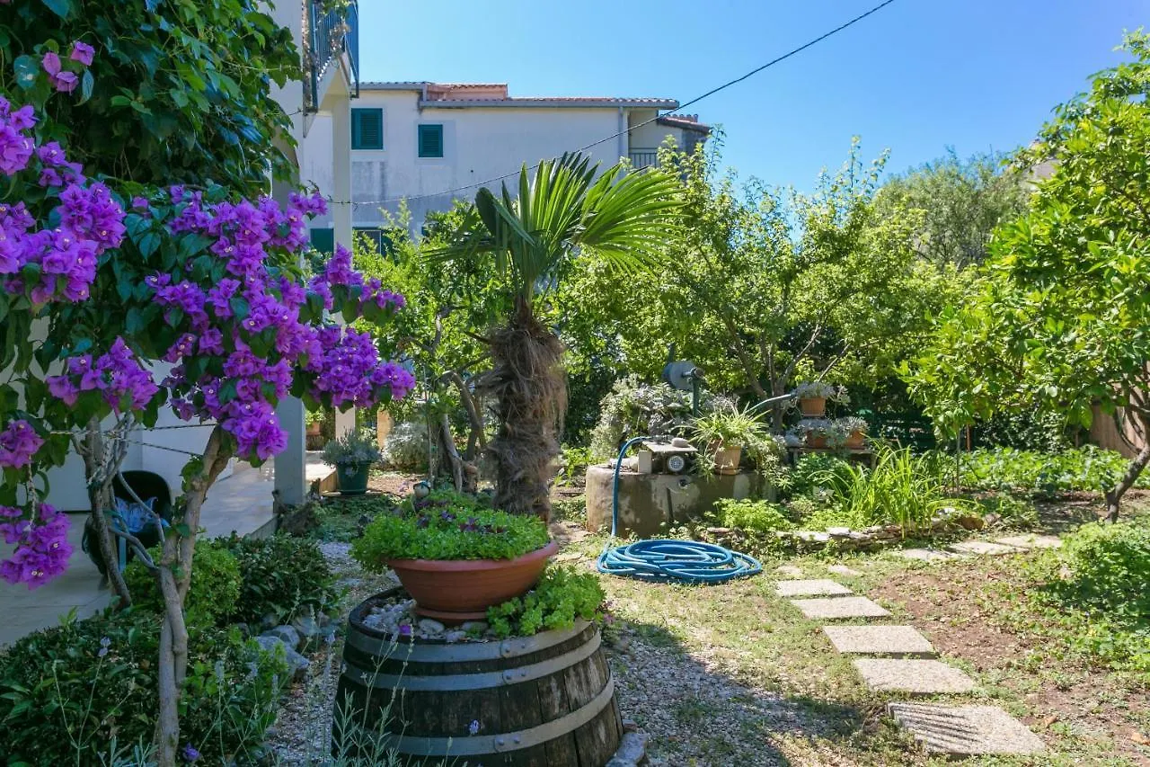 Apartments With A Parking Space Kastel Stafilic, Kastela - 20802 Croatia